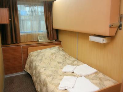 Спальня двухкомнатного полулюкса на средней палубе теплохода «Георгий Жуков»